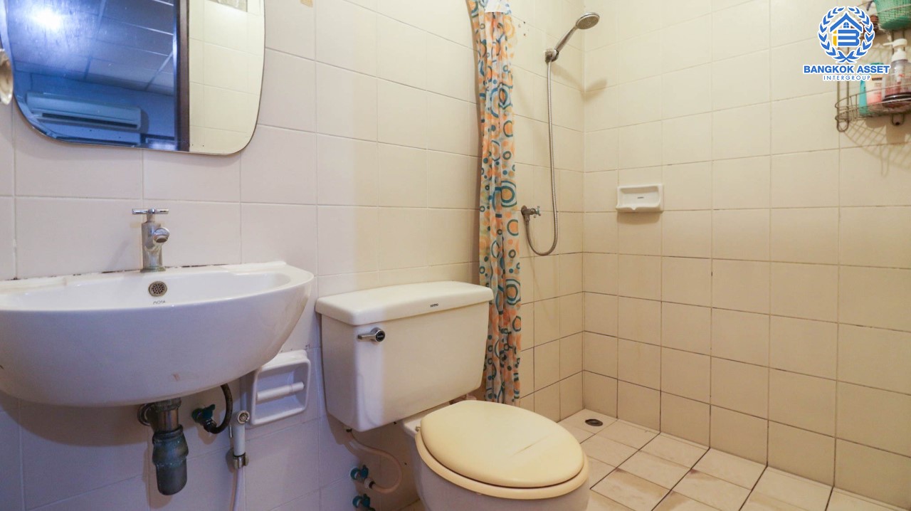 *****ทาวน์เฮ้าส์มือสอง ม.เกตุนุติการ์เด้น ลาดพร้าว เนื้อที่ 17 ตร.ว. ฟังก์ชัน 2 ห้องนอน 2 ห้องน้ำ จอดรถได้ 1 คัน โปร่งกว้าง พร้อมอยู่! ทำเลใจกลางเมือง เชื่อมต่อทั้งถนนลาดพร้าว, ถนนนาคนิวาส, ถนนประเสริฐมนูกิจ ใกล้ทางด่วนรามอินทรา เดินทางสะดวกสบาย ด้วยรถไฟฟ้าสายสีน้ำตาล "สถานีโรงเรียนสตรีวิทยา2"